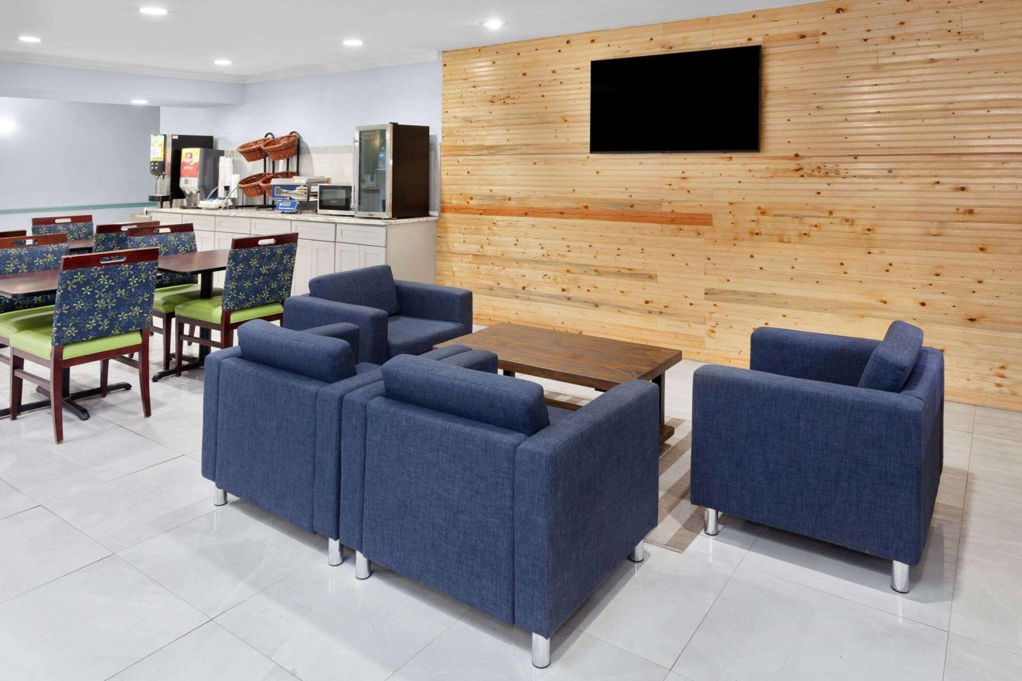 Days Inn & Suites By Wyndham Siler City Экстерьер фото