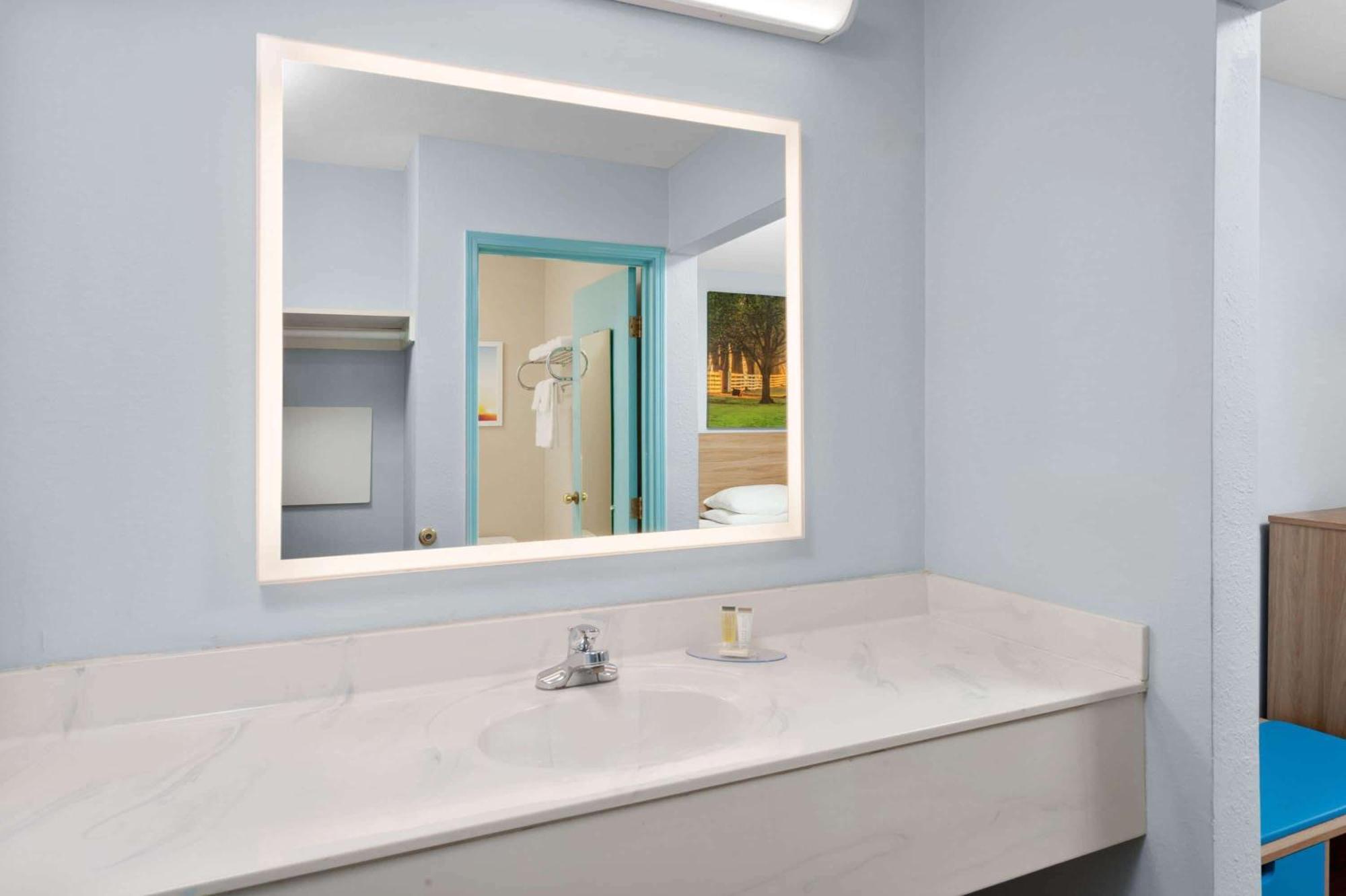 Days Inn & Suites By Wyndham Siler City Экстерьер фото